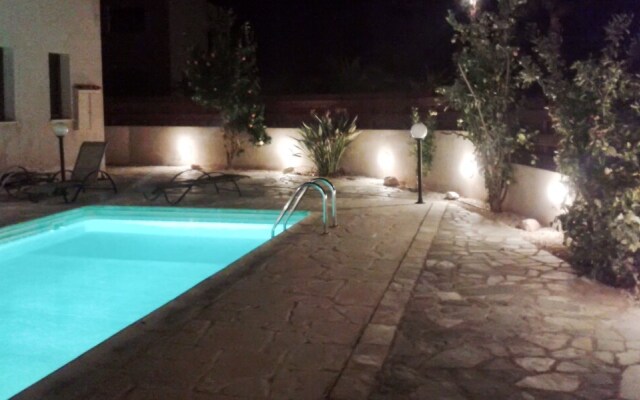 Modern Luxury Villa in Peyia, Near Coral bay Beach, w/ Private Pool an