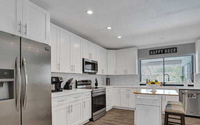 Family vacation 6 Br with Heated Pool