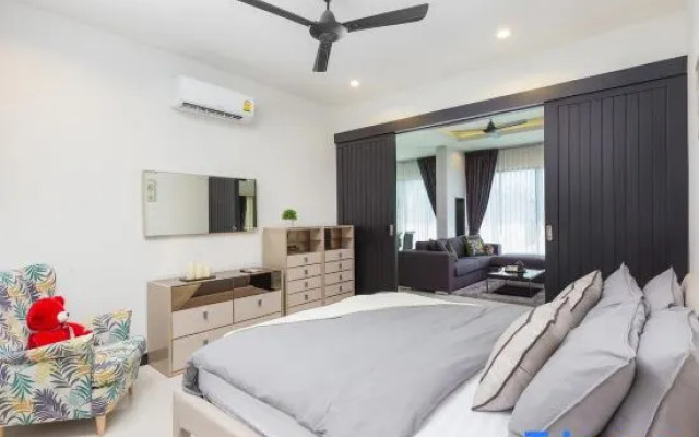 Deluxe pool suite 160 sq.m.