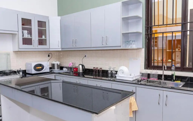 Cheerful 4-bedroom home with parking