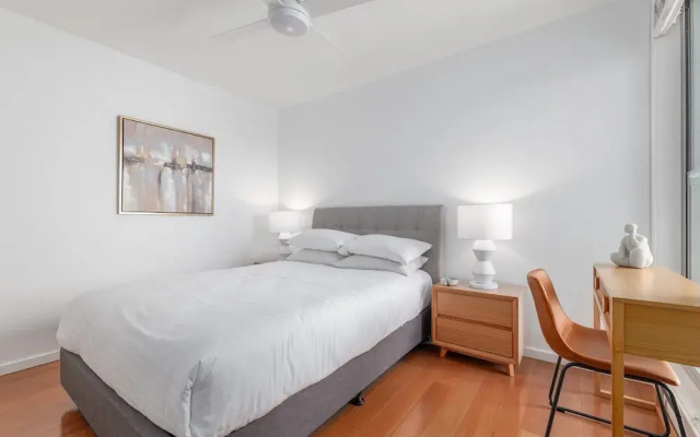 Bright 2-bed Apartment With Balcony & Garage