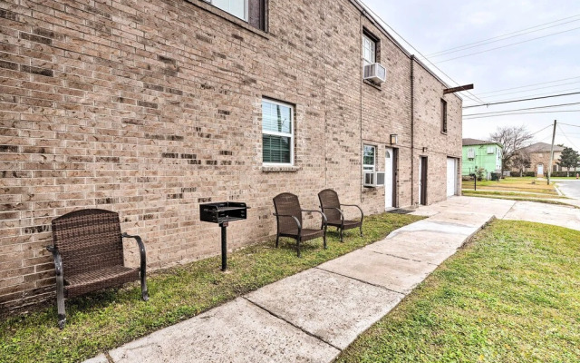 Cozy Galveston Apartment - Walk to Beach & Dining