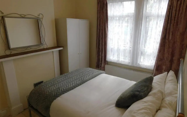 Entire 4 bedroom Terrace house in London
