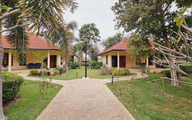 "beautiful Bungalow With a Communal Outdoor Pool and 2 km From the Sandy Beach"