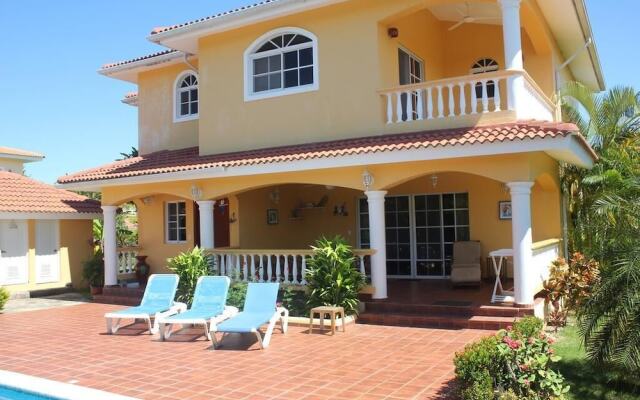 Great Privacy 3 Bedroom Villa Near the Beach