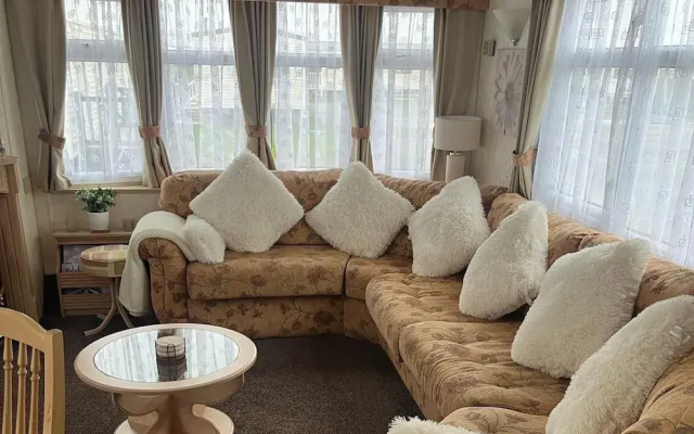 2 Bedroom Caravan - Sleeps 6 - Parking, Seaside