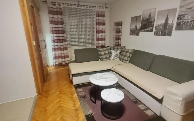 Slatka sobica za dvoje sa upotrebom zajednicke kuhinje i kupaonice