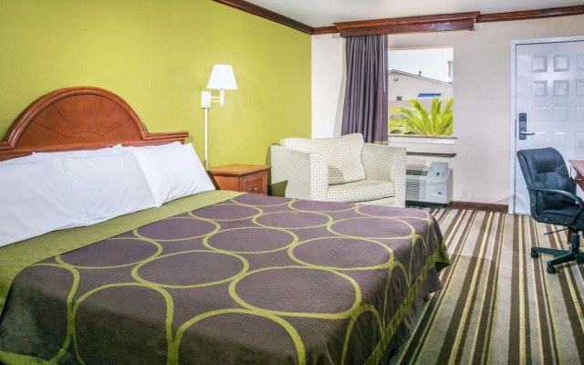 Super 8 by Wyndham San Marcos