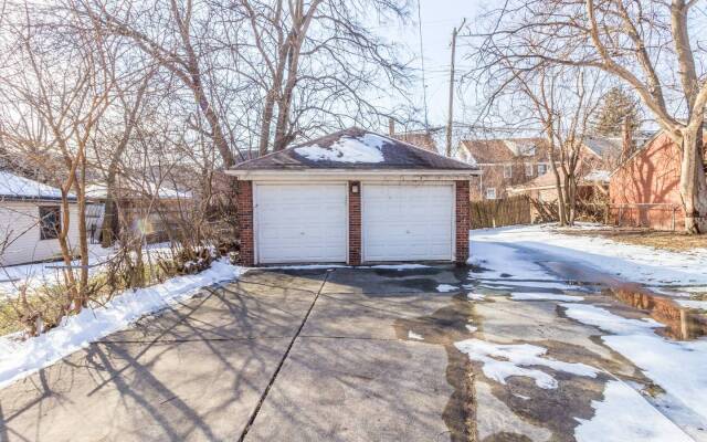 Spacious Luxury home, 5 min to Detroit golf club/ 4 car free parking!