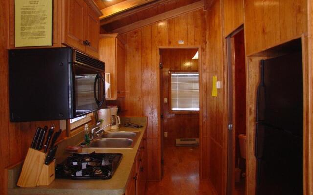 Ponderosa Camping Resort One-Bedroom Cabin 2