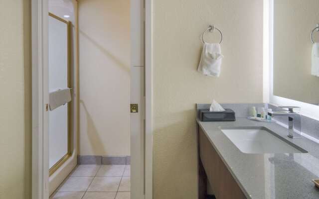Quality Inn & Suites Roanoke - Fort Worth North
