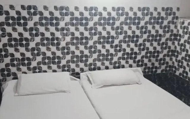 Goroomgo Agra Hotel Mathura