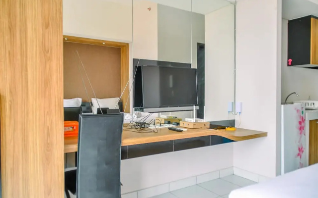 Compact and Modern Studio Room at Casa De Parco Apartment – Guest Rooms – Legok
