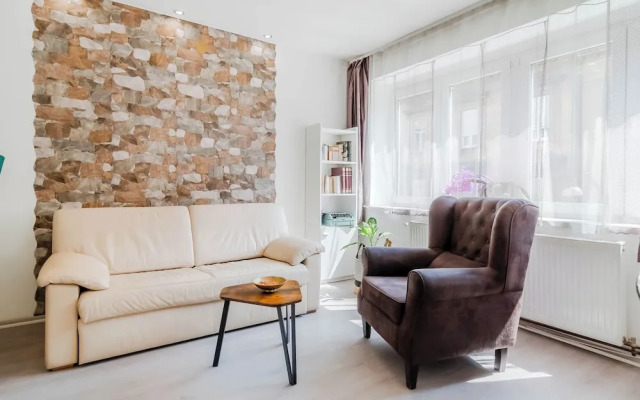 Charming Downtown Studio