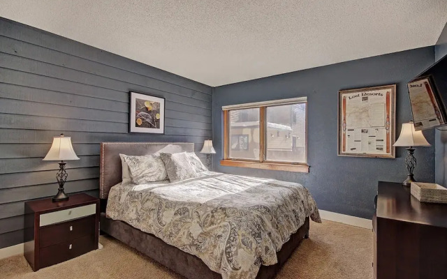 Beautiful Mountain Condo A Minute to Lift - AN210 by RedAwning