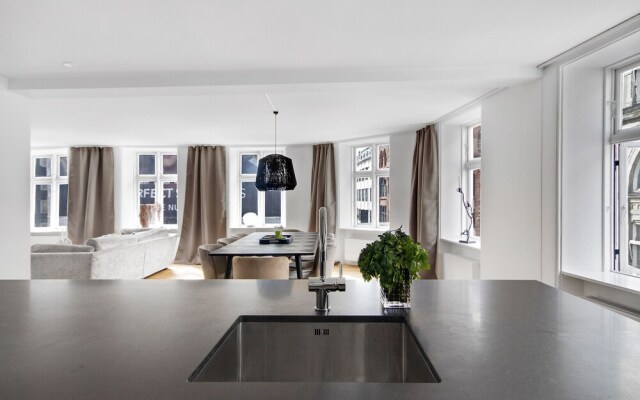 Sanders Regent - Popular 3-bdr Apt With Balcony