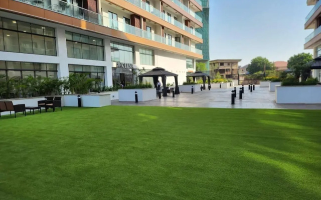 Impeccable & Cozy Gem-5 Star Location - Pools, Gym