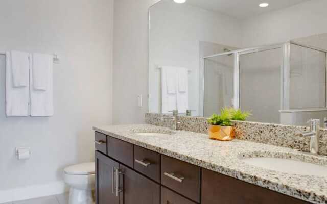 Stylish Family Home Sleeps 22 Enc101