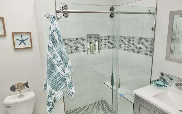 New Beach & Bay Retreat Full of Amenities!