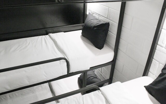 Pin Poshtel