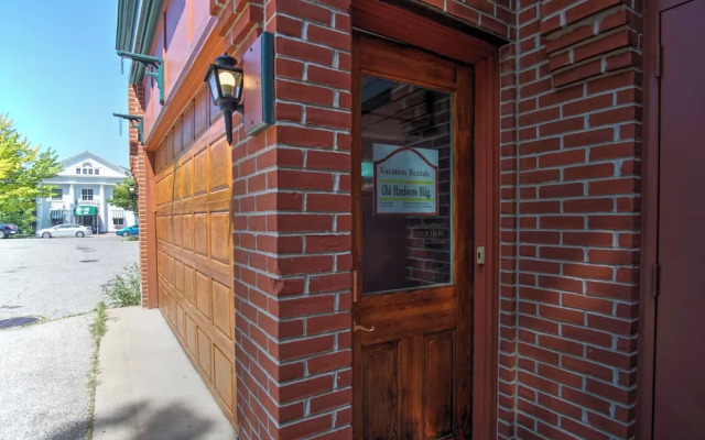 Charming Saugatuck Condo w/ Private Deck + Grill!