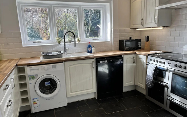 Impeccable 3-bed House in Nottingham Free Parking