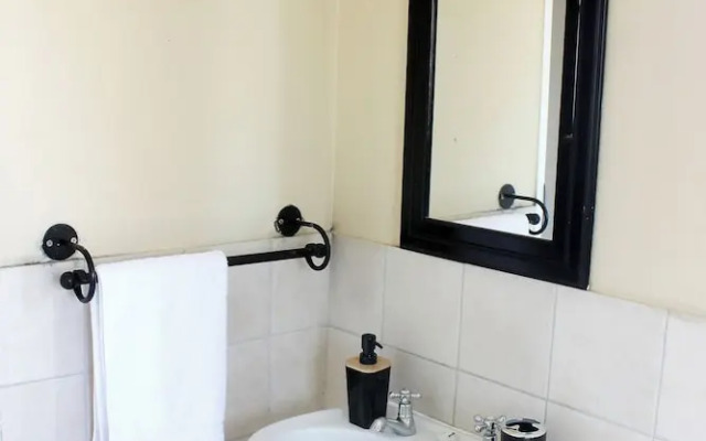 Cozy 3 Bed Duplex ,sleeps 6 With Double Bathroom