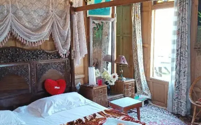 New minar group of houseboats