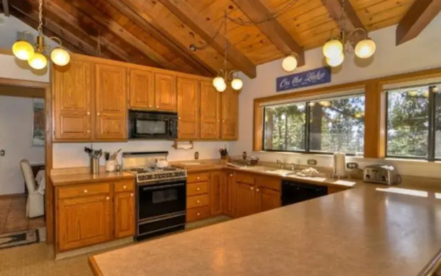 Lakeshore Boulevard Grand Retreat