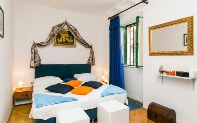 Blue Symphony Old Town