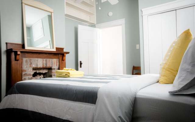 Cozy 2 BR at Constance Street