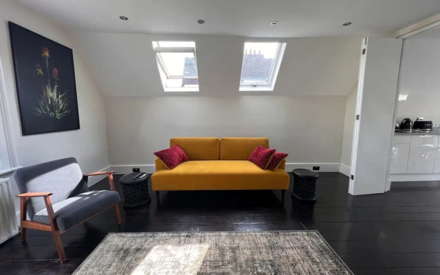 Stylish 1 Bedroom Top Floor Apartment in Highgate