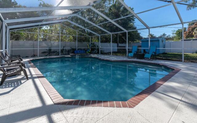 Beautiful home- Private getaway-Heated Pool/Hottub