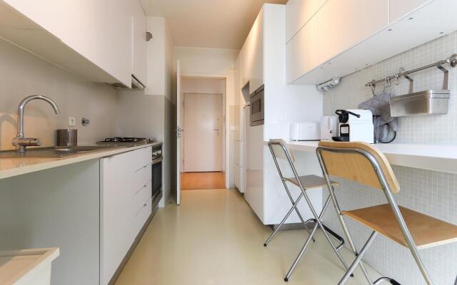 Modern Bright Avenidas Novas by Homing