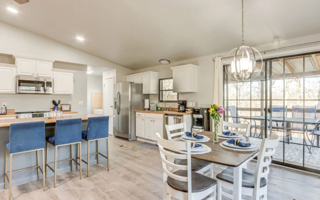 Lakefront Rogers Retreat w/ Grill & Spacious Deck