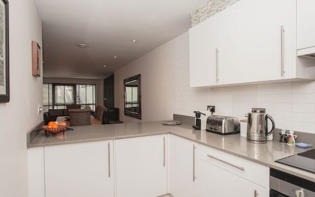 Beautiful Duplex Flat, sleeps 6, close to tube