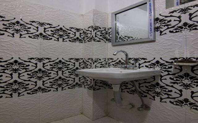 OYO Flagship 13580 The Queenz