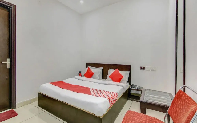 OYO 27999 Hotel Deep