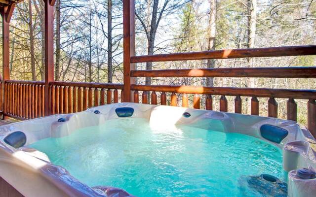 Hemlock Inn - Eight Bedroom Cabin