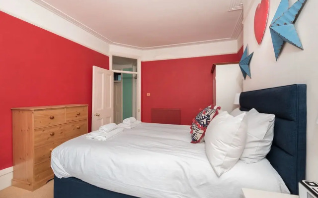 Remarkable Richmond Home By The Tube Station