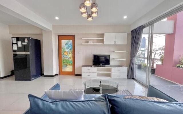 Modern Unit at Lumpini,Sathon by Sabai