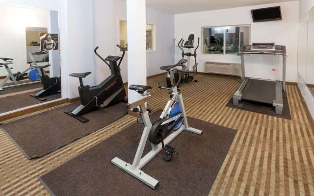 Super 8 by Wyndham Huntington