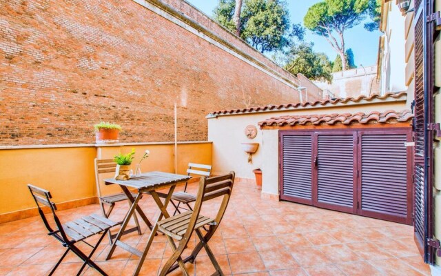 Cosy 1 Bed with Large Terrace Near St.Peter'S