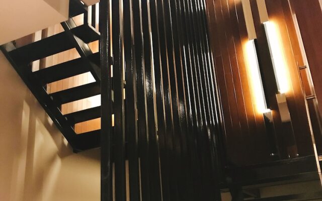 Expresssionz Professional Suites by 7kgTravellerHome