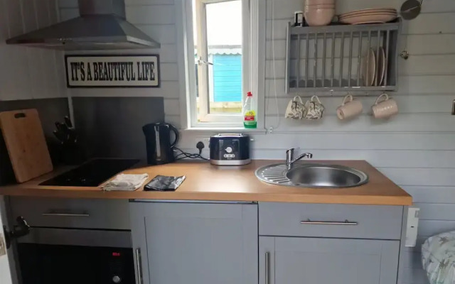 Glamping Hut - Riverside 1