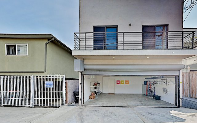 Modern Architectural - Just A Short Walk To Beach 3 Bedroom Home