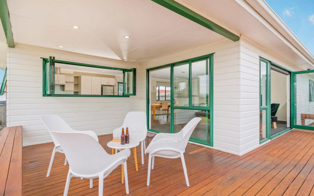 The Sunny Bach - Cooks Beach Holiday Home
