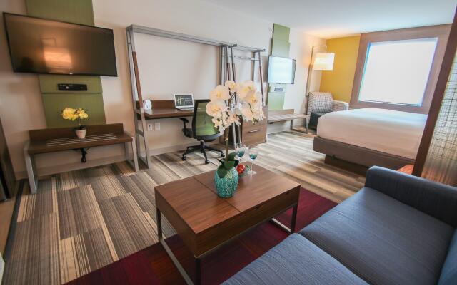 Holiday Inn Express & Suites Miami Airport East, an IHG Hotel