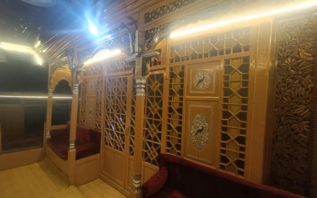 Houseboat Shamus Maqbool