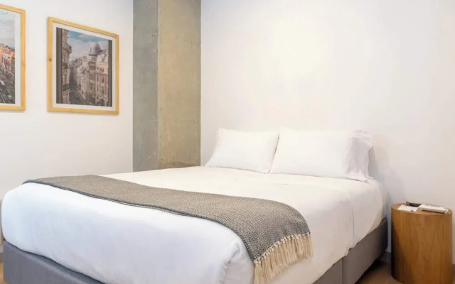 Lovely 3 BR w/ Balcony in Laureles Medellin